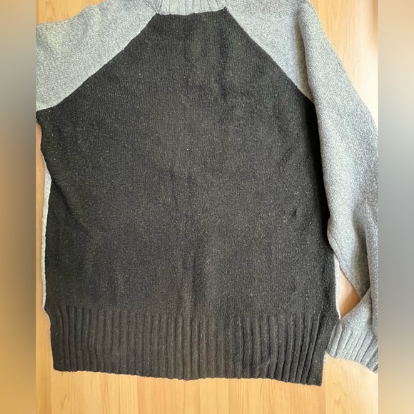 TIME and TRU - Women’s knit Sweater /Soft Lightweight Top/ Colors Gray & Black - Picture 3 of 7